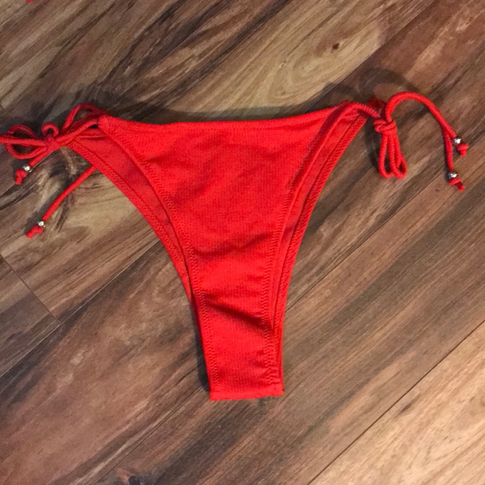 Red bikini - Picture 2 of 4